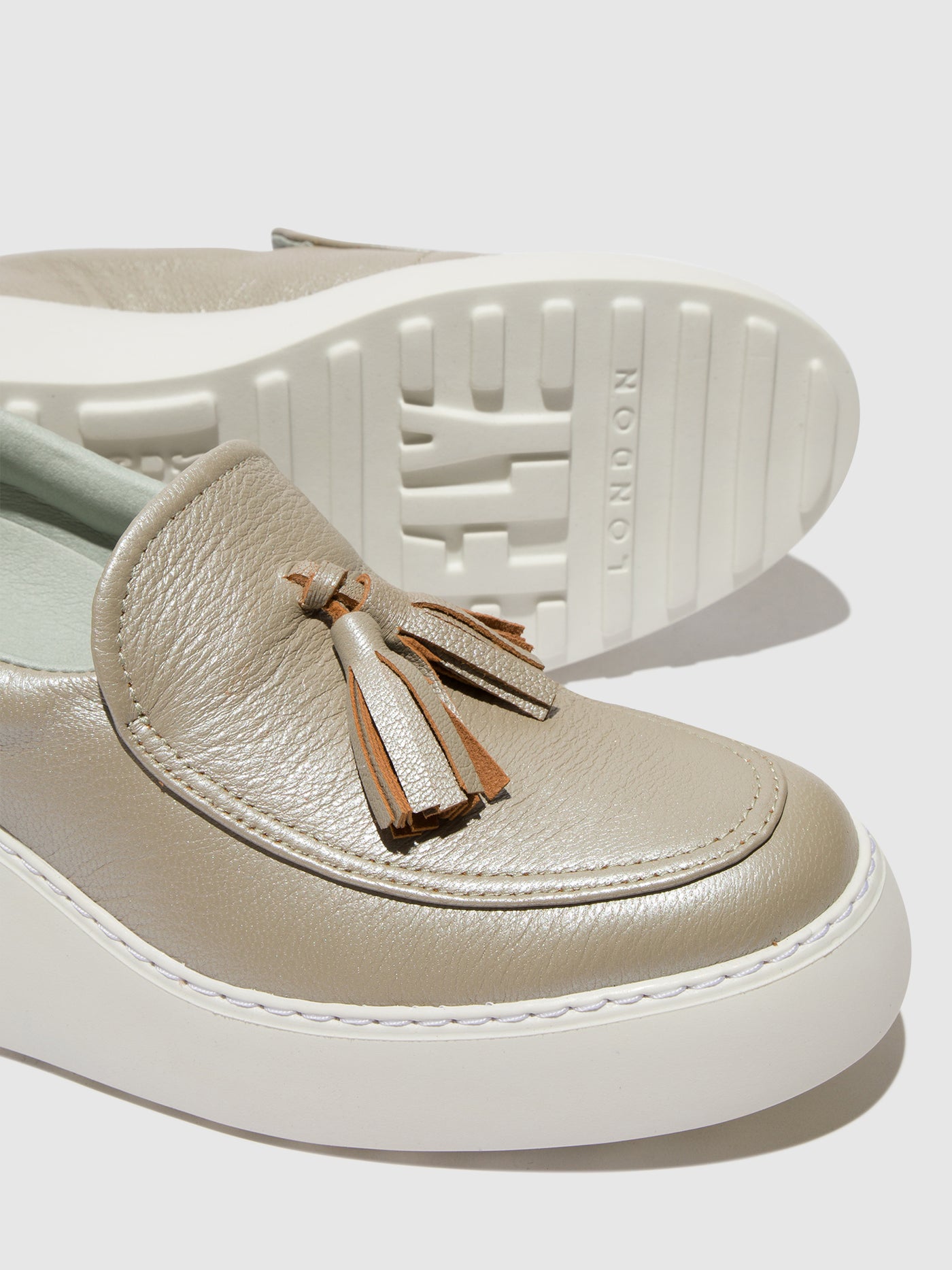 Silver Fly London Slip-on Women's Sneakers | 735210IFL